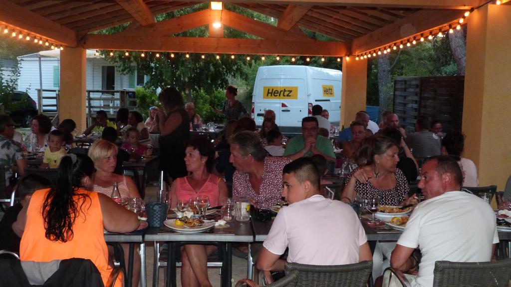 Camping La Vidaresse Hotel Sainte-Anastasie-sur-Issole Екстериор снимка