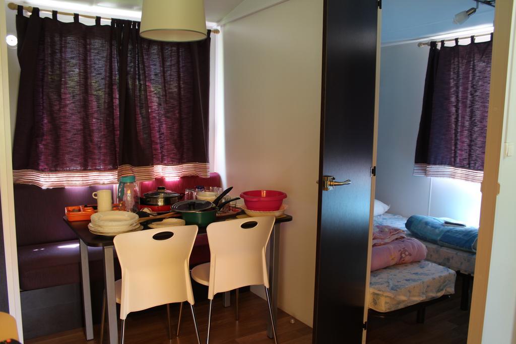 Camping La Vidaresse Hotel Sainte-Anastasie-sur-Issole Екстериор снимка